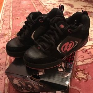 Girls Heeleys black and pink size 4